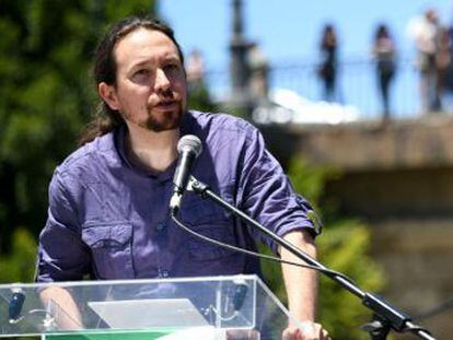 El líder de Podemos recala en Sevilla, en su única visita a Andalucía, y evita pasar por Cádiz, con cuyo alcalde, Kichi, mantiene una mala relación