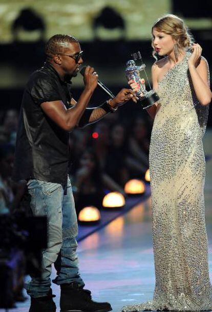 Kanye West interrumpe a Taylor Swift en los MTV Video Music Awards en 2009.