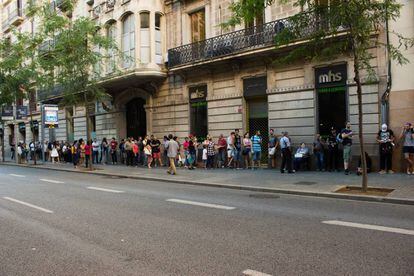 Imagen de 2016 de colas para hacerse el DNI en la calle Trafalgar de Barcelona.