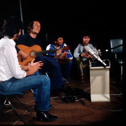 Camar&oacute;n, Paco de Lucia y Tomatito durante la grabaci&oacute;n del disco &#039;Como el agua&#039; en 1981
