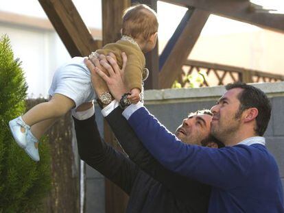 Ricardo Lucas y Iván Vallejo con su hijo, cuando tenía seis meses.