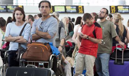 Viajeros guardan cola en el aeropuerto de L&rsquo;Altet. 