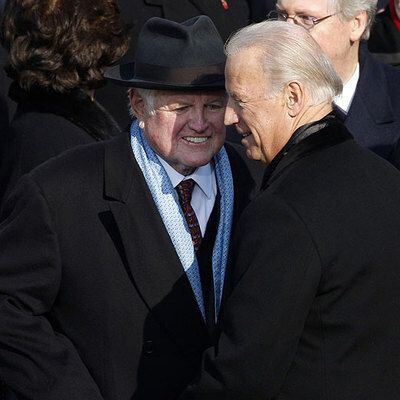 El vicepresidente, Joe Biden (derecha), saluda al senador Ted Kennedy durante la ceremonia.
