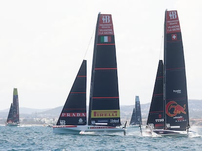 Los barcos del Luna Rossa Prada Pirelli y del Alinghi Red Bull, durante el entrenamiento de la regata de Vilanova, en septiembre del 2023.