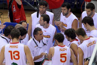 Scariolo da instrucciones durante un tiempo muerto en el pasado Mundial de Turquía.