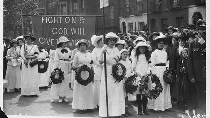 Procesión de 'suffragettes' atravesando Londres durante el funeral de Emily Davison.