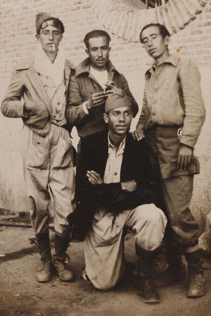 Miguel Hernández (agachado), poeta y soldado en 1937.