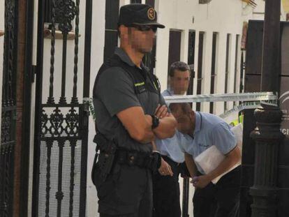 Agentes de la Guardia Civil en la puerta de la casa del detenido.