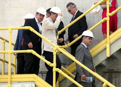 El vicepresidente de Política Territorial, a la cabeza de la comitiva que visitó ayer la estación depuradora de Algeciras.
