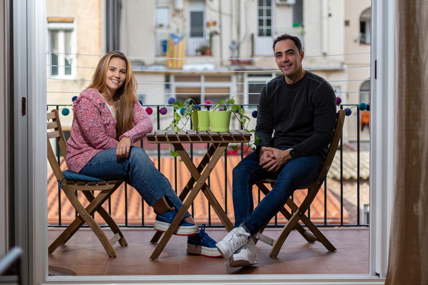 Mafe Ginnari junto a su hermano Dani, en el piso de ella en Barcelona. / Joan Sánchez