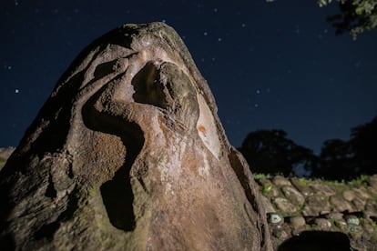 Statue of a character with a power cane protruding from the jaws of a jaguar at Takaliq Abaaz, Guatemala.
