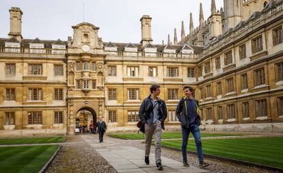 Dos alumnos, en la Universidad de Cambridge.
