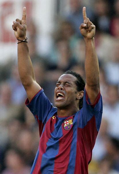Ronaldinho celebra su gol, el primero del Barça en Mestalla.
