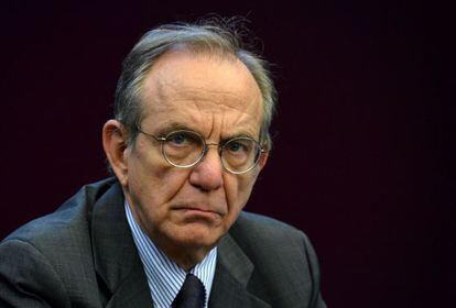 Pier Carlo Padoan, ministro de Econom&iacute;a de Italia