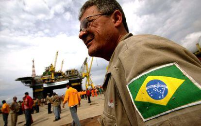 Empleados de la brasileña Petrobras, en una plataforma.