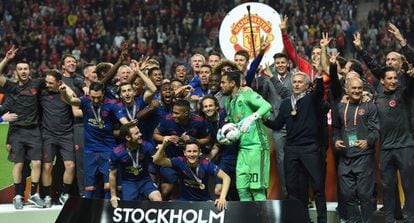 Mourinho posa con los jugadores del Manchester en la celebración.