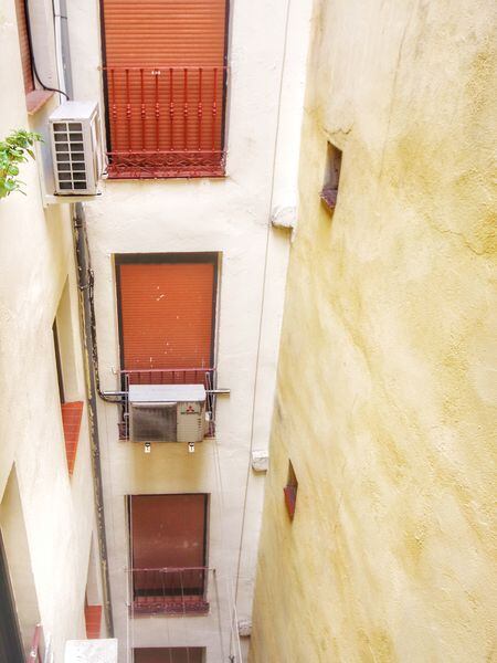 Un patio interior del centro de Madrid, con persianas cerradas en pisos que suelen alquilarse a turistas.