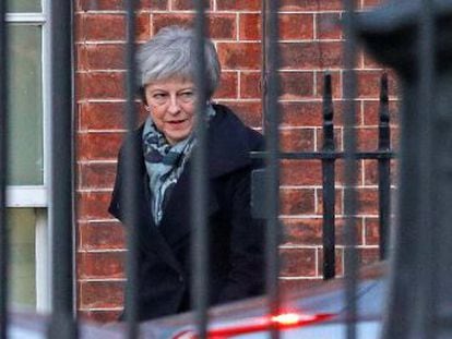 La primera ministra trata de obtener garantías de que Reino Unido no permanecerá de manera indefinida en la unión aduanera europea, tras salvar  in extremis  la revuelta  tory 