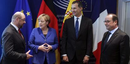 El rey Felipe, que intervino hoy por vez primera ante el pleno del Parlamento Europeo, reunido en sesión solemne en Estrasburgo, posa junto al presidente del Parlamento Europeo, Martin Schulz (i); la canciller alemana, Angela Merkel y el presidente de Francia, François Hollande (d), con quienes mantuvo una reunión. EFE/J. J. Guillén