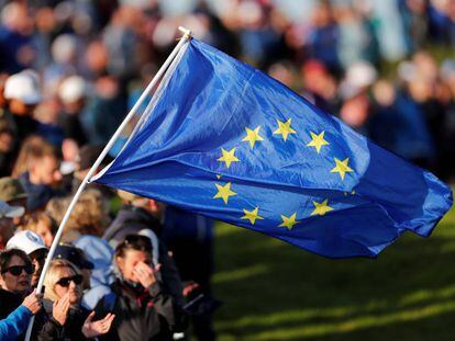 Una bandera europea en un torneo de golf, en Escocia.