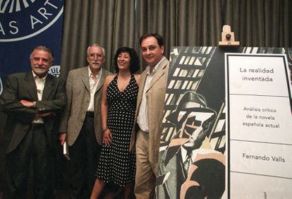 José María Merino, Luis Mateo Díez, Almudena Grandes y Fernando Valls (desde la izquierda), en el Círculo de Bellas Artes de Madrid, durante la presentación del libro de Valls "La realidad inventada", el 9 de junio de 2003.   