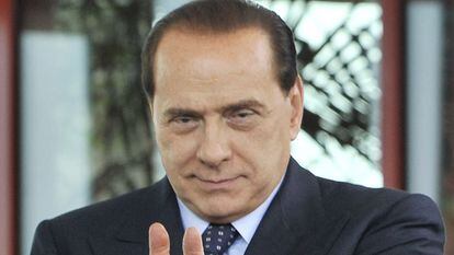 Berlusconi hace el gesto de disparar en una rueda de prensa junto a Vladímir Putin, en 2008.