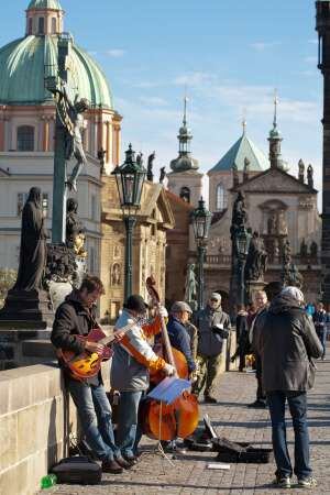 Músicos en el puente de Carlos, en Praga.