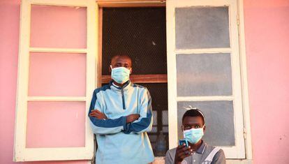 Pacientes de tuberculosis del hospital de Chiulo, en la provincia de Cunene, se protegen con mascarillas para evitar la propagación de la enfermedad, el 22 de febrero de 2018.
