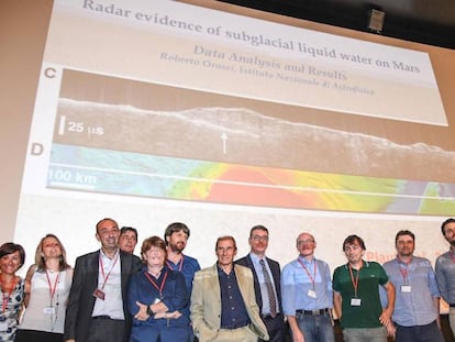 Astrofísicos e investigadores italianos posan para una fotografía durante una rueda de prensa en la sede de la Agencia Espacial Italiana (ASI) en Roma (Italia), ayer, tras la presentación de los resultados.