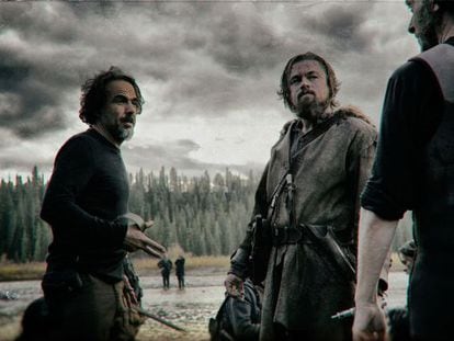 Alejandro González Iñárritu i Leonardo DiCaprio xerren amb el director de fotografia Emmanuel Lubezki a 'El renacido'.