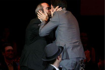 Luis Tosar y Carlos Bardem, intérpretes de la película de Daniel Monzón, se besan durante la ceremonia.