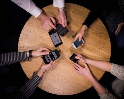 Varias personas utilizando sus teléfonos móviles