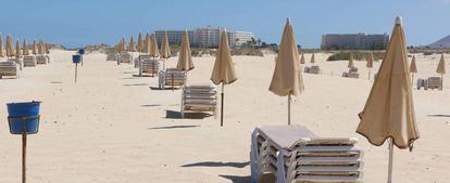 Hamacas vacías en una playa de Fuerteventura