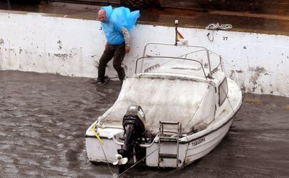 Un hombre, tras sujetar un bote durante el paso de la borrasca Gloria en la localidad valenciana del Perrelló, el lunes.