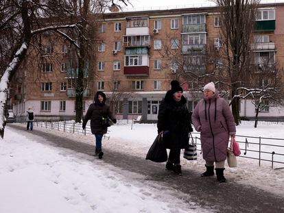 Varias personas pasean por el barrio de Solomianski en Kiev el miércoles.