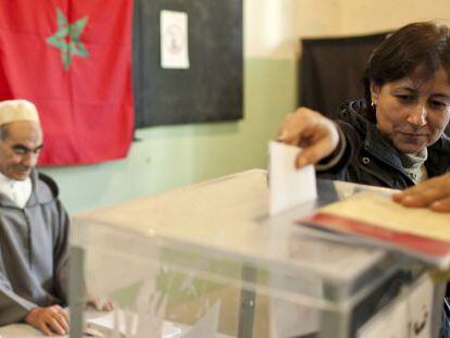 Una mujer vota en un colegio electoral en Rabat, Marruecos.