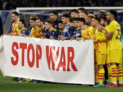 Los jugadores del Nápoles y el Barcelona, con una pancarta contra la guerra en Ucrania antes del partido.