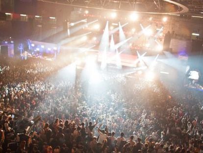 Miles de personas en la pista del Madrid Arena, la noche de la tragedia