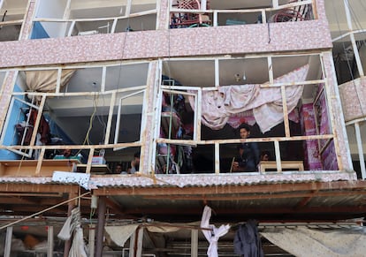 Edificio dañado tras la explosión de un coche bomba en Logar (Afganistán), este sábado.