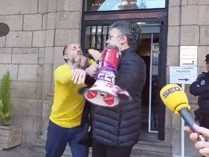 El juez absuelve al alcalde de Ourense de maltrato leve por haber empujado a una sindicalista, pero ve su reacción “desproporcionada”