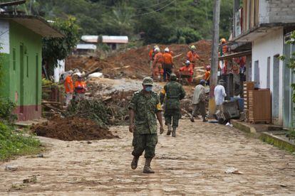 Un militar sale de la zona donde el Ej&eacute;rcito trabaja en la recuperaci&oacute;n de cuerpos en La Pintada (Guerrero).