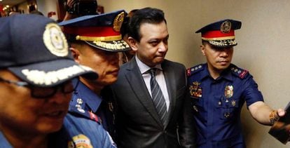 El senador Antonio Trillanes es escoltado dentro de un Tribunal tras una orden de arresto, en Macati, al sur de Manila.