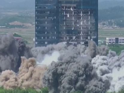 Imágenes difundidas por la televisión estatal norcoreana de la explosión de la oficina intercoreana de Keasong.