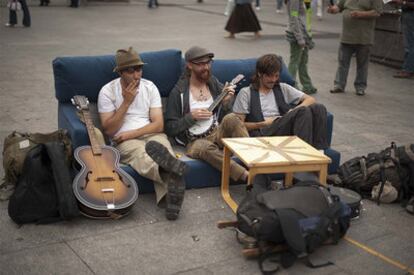 Tres de los acampados, en uno de los sofás instalados en la Puerta del Sol.