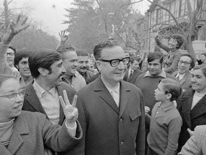 Salvador Allende después de emitir su voto en las elecciones presidenciales de Chile de 1970.