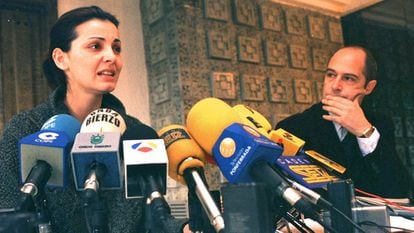 Nevenka Fernández en 2001 durante la rueda de prensa en la que denunció que Ismael Álvarez Rodríguez, entonces alcalde de Ponferrada y compañero de partido (PP) de Fernández, la acosaba sexualmente.