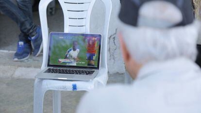 El escritor observa el partido de la Eurocopa entre España y la República Checa en las colinas de Hebrón.