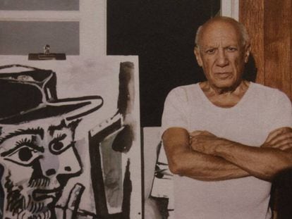 Picasso en su estudio de Mougins en 1964, con 83 años, delante de su obra 'El pintor'.