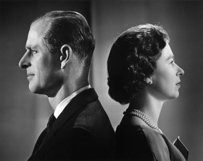 Retrato oficial de Isabel II y el duque de Edimburgo, difundido en diciembre de 1958. 