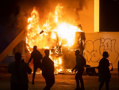 Un edificio en llamas, durante las protestas en Atlanta (EE UU).
